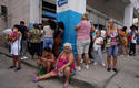 Cubanos esperan frente a un comercio en La Habana en esta foto de archivo