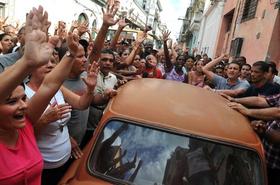 Acto de repudio contra las Damas de Blanco en esta foto de archivo