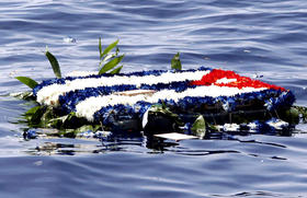 Flores en homenaje a los tripulantes de las avionetas de Hermanos al Rescate derribadas