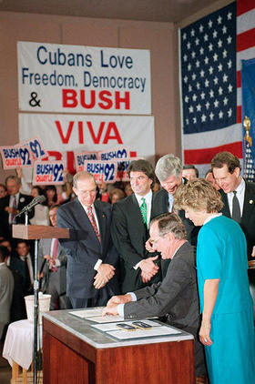 Bush padre aprieta las clavijas contra Castro en octubre de 1992