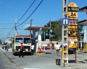 Estación de servicio en Jatibonico, Cuba