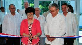 Margaret Chan, directora general de la Organización Mundial de la Salud (OMS), y el gobernante cubano Raúl Castro en la inauguración de la nueva sede del Centro Nacional para el Control Estatal de Medicamentos y Dispositivos Médicos (CECMED) y el Centro Nacional Coordinador de Ensayos Clínicos (CENCEC).