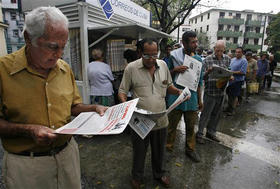 Personas leen el periódico Personas leen el periódico