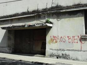 Grafito con signo de interrogación alusivo a una frase revolucionaria, en la pared de una deteriorada edificicación cubana, en esta foto de archivo de 2011