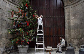 Arbolito de Navidad en las afueras del Convento de San Francisco, en La Habana Vieja. (AP)