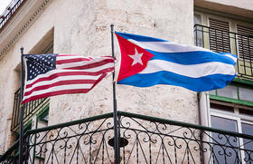 Banderas de Cuba y Estados Unidos en La Habana
