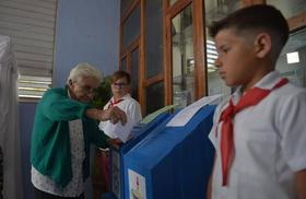 Una anciana vota el las elecciones parlamentarias del domingo, 11 de marzo, en Santa Clara, Cuba