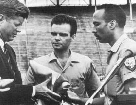 El presidente Kennedy y exiliados cubanos en Miami