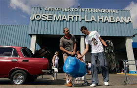 Cubanoamericanos, a su llegada al aeropuerto internacional José Martí de La Habana. (AP)