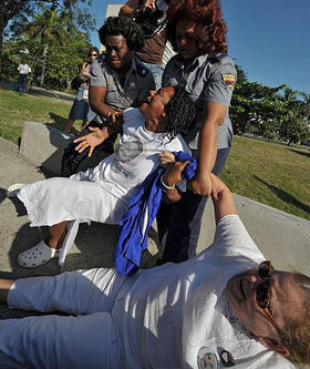 La policía reprime a las Damas de Blanco, que exigían la liberación de sus familiares presos, en La Habana, el 21 de abril de 2008. (AFP)