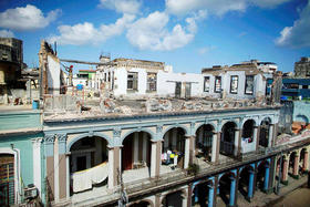 Un hombre trabaja en la reparación de un tejado derruido por el paso del huracán Irma en el centro de La Habana, en septiembre de 2017