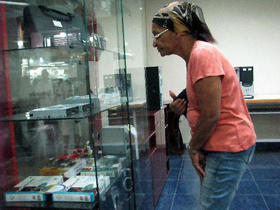 Una cubana observa las computadoras y equipos en exhibición en un establecimiento de ventas en La Habana