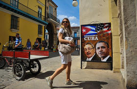 Cartel con imágenes de los mandatarios Raúl Castro y Barack Obama en La Habana Vieja, durante la visita del presidente estadounidense a la Isla