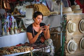 Cubanos usan dispositivos móviles para conectarse vía Wi-Fi en La Habana
