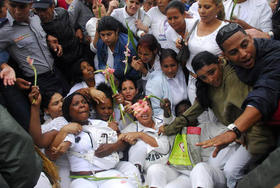 Represión contra las Damas de Blanco en esta foto de archivo