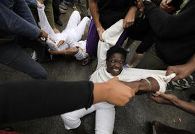 Violencia contra las Damas de Blanco en esta foto de archivo