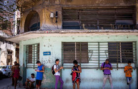 Cubanos utilizan sus teléfonos celulares o móviles en La Habana