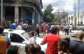 Vecinos de la Calzada de 10 de Octubre, en la supuesta protesta por la falta de luz y agua tras el huracán Irma, en esta foto de archivo