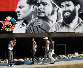 Un grupo de jóvenes camina el sábado 3 de abril de 2010, frente a un cartel alusivo a la Unión de Jóvenes Comunistas (UJC). Un grupo de jóvenes camina el sábado 3 de abril de 2010, frente a un cartel alusivo a la Unión de Jóvenes Comunistas (UJC)