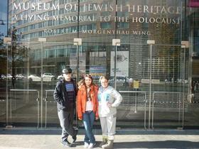 Carolina Santana, Eduardo Santana y Ángela Sampedro en el Museo de la Memoria del Holocausto de Washington D.C.