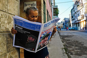 Una mujer lee un periódico con la foto en la portada del líder cubano Fidel Castro, el pasado sábado en La Habana. Castro cumplió 90 años el 13 de agosto