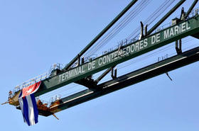 Grúa para contenedores en la Zona de Desarrollo Mariel, Cuba