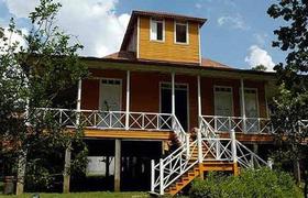 La casa de Birán de la familia Castro, nótese los dos ventanucos arriba