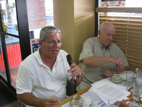 Yndamiro Restano (izquierda) habla para un programa radial en Miami. A su lado, Bernardo Benes