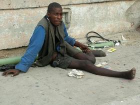 Un mendigo en una calle de La Habana