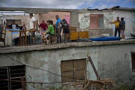 Residentes de una vivienda en Regla destruida por el tornado