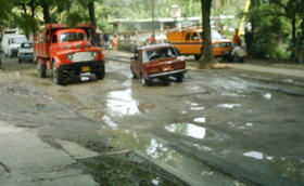 Baches en una calle de Cuba