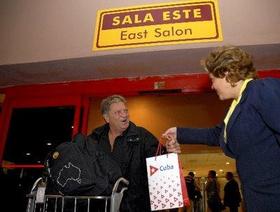 Un turista canadiense recibe una bolsa de obsequios, brindada por el Ministerio de Turismo, a su llegada a La Habana en el vuelo procedente de Toronto, en esta foto de archivo