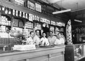 «Bodega de chinos» en Luyanó, durante la década de 1950