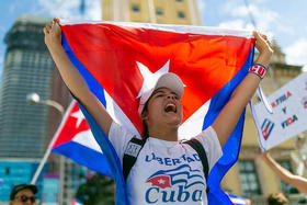 Activistas participan en una manifestación frente a la Torre de la Libertad, en Miami, el 17 de julio de 2021