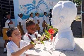 Niños cubanos colocan flores ante busto de Martí