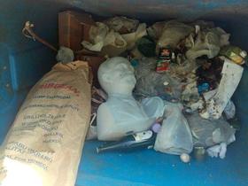 Busto de Martí en un tanque de basura en La Habana (foto: CubaNet). Busto de Martí en un tanque de basura en La Habana