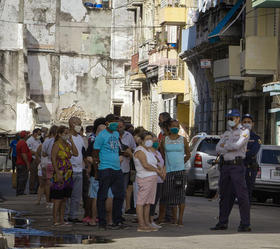 Un grupo de personas hace cola para comprar productos con dólares estadounidenses en una tienda en La Habana, el 20 de julio de 2020