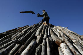 Un carbonero en la Ciénaga de Zapata. (REUTERS)