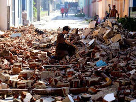 Residentes buscan entre los escombros y llevan a cabo labores de limpieza tras el paso del huracán Sandy por la zona oriental de Cuba