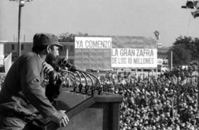 Fidel Castro durante un discurso en la época de la Zafra de los Diez Millones