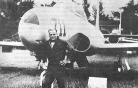 Rafael del Pino y un avión caza T-33 Shooting Star, durante los días de la invasión de Bahía de Cochinos (Playa Girón)