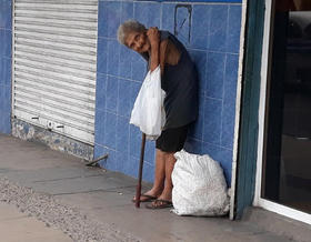 Anciana mendiga en Infanta y San Lázaro, La Habana