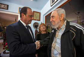 El presidente francés François Hollande y el exgobernante cubano Fidel Castro