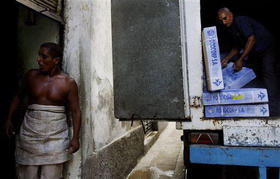 Trabajadores descargan un camión con cajas de pescado congelado, en La Habana, el 29 de septiembre de 2008. (AP)