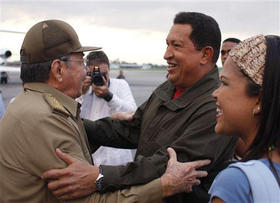 Raúl Castro y Hugo Chávez, durante la última visita a la Isla del presidente venezolano