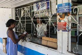 Una mujer compra en una tienda en La Habana, en esta fotografía de archivo