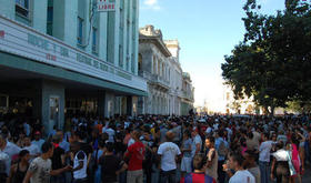 Jóvenes protestan en las afueras del cine Camilo Cienfuegos, en Santa Clara, el 29 de noviembre de 2010