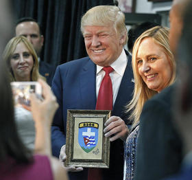 El presidente Donald Trump, entonces aún candidato electoral, durante una visita al museo de la Brigada 2506 en La Pequeña Habana a pocas semanas de las elecciones