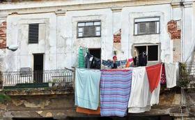 Una mujer tiende ropa recién lavada el viernes 4 de noviembre de 2011, en su casa en La Habana