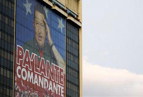 Una imagen de Chávez en el edificio donde se encuentran las oficinas centrales de la petrolera estatal PDVESA en Caracas, Venezuela